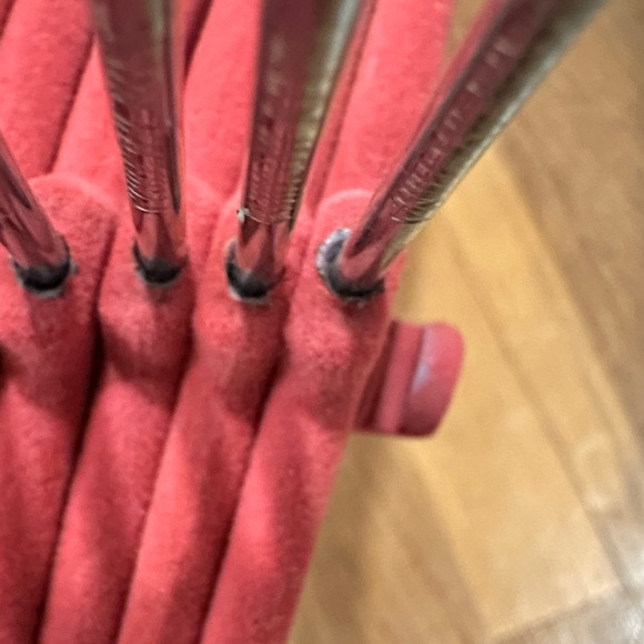 Clutter Free | Set of Pink Velvet Hangers - Picture 6 of 11